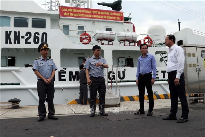 Nguyen Van Tho (far right), Standing Vice Chairman of the Ho Chi Minh City People’s Council and Standing Vice Chairman of the city’s election committee, inspects preparations for early voting aboard Fisheries Surveillance Ship 260. (Photo: VNA)