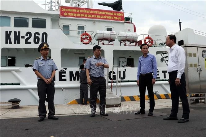 Nguyen Van Tho (far right), Standing Vice Chairman of the Ho Chi Minh City People’s Council and Standing Vice Chairman of the city’s election committee, inspects preparations for early voting aboard Fisheries Surveillance Ship 260. (Photo: VNA)