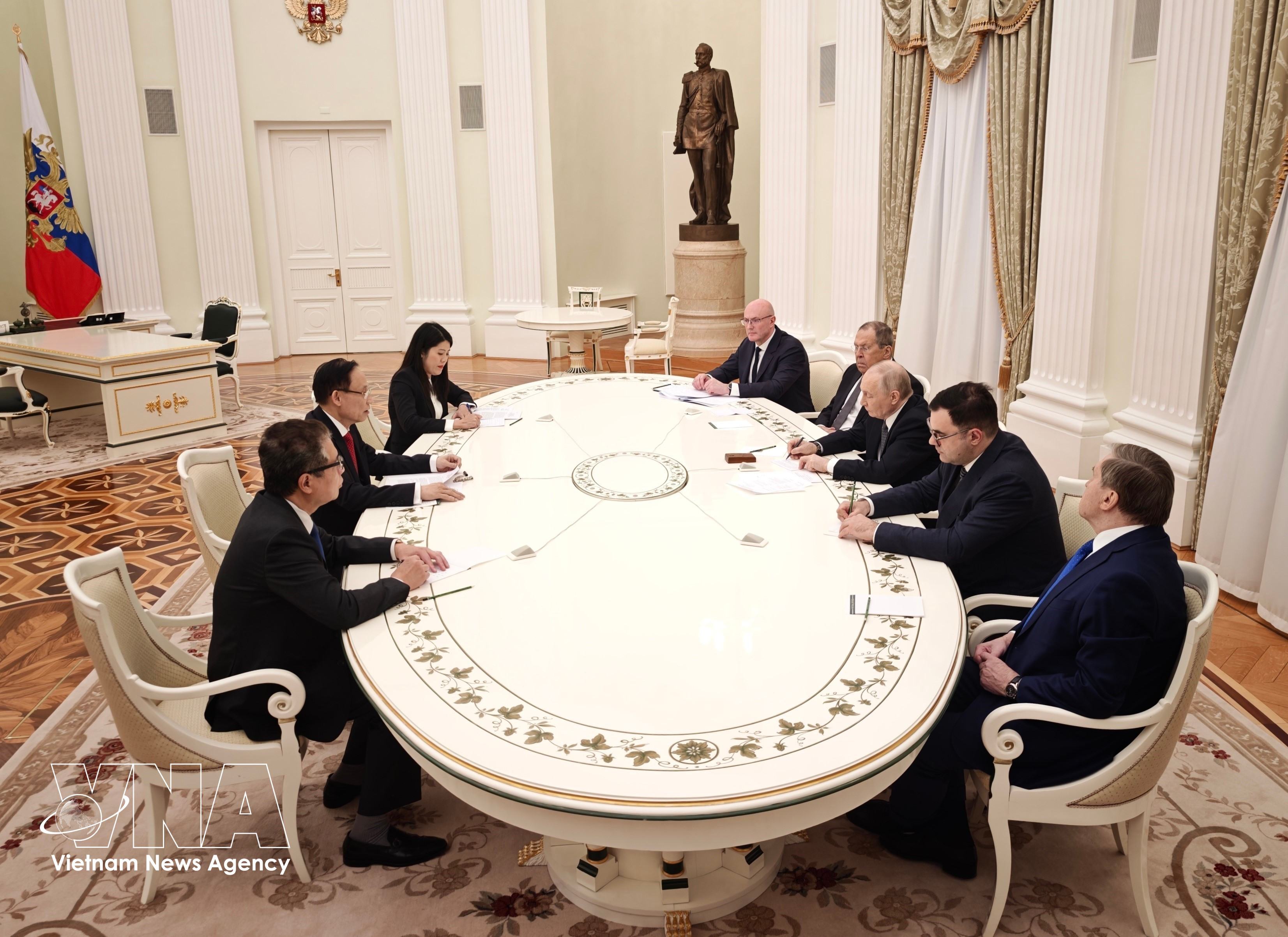 An overview of the meeting between Special Envoy of General Secretary of the Communist Party of Vietnam (CPV) Central Committee To Lam, Politburo member, and Minister of Foreign Affairs Le Hoai Trung and Russian President Vladimir Putin in Moscow on February 24. (Photo: VNA)
