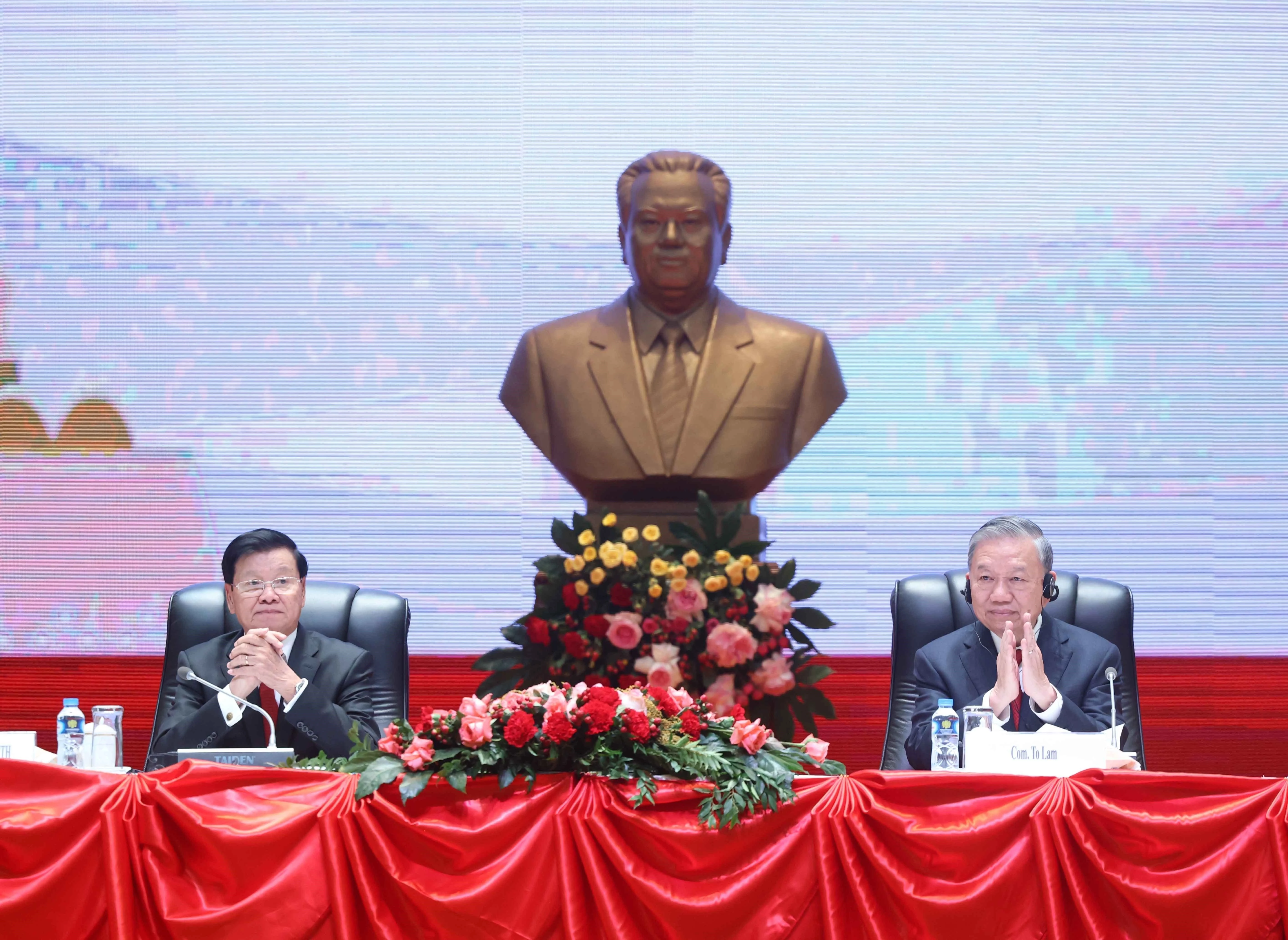 General Secretary of the Communist Party of Vietnam (CPV) Central Committee To Lam and General Secretary of the Lao People’s Revolutionary Party (LPRP) Central Committee and President of Laos Thongloun Sisoulith co-chair a conference in Vientiane on February 5 on outcomes of the CPV’s 14th National Congress, on the occasion of the former’s state visit to Laos. (Photo: VNA)
