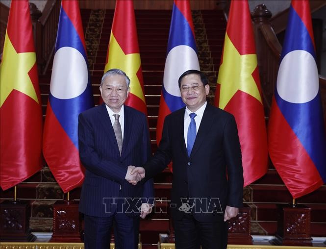 Party General Secretary To Lam (left) meets with Lao Prime Minister Sonexay Siphandone on February 5 in Vientiane. (Photo: VNA)