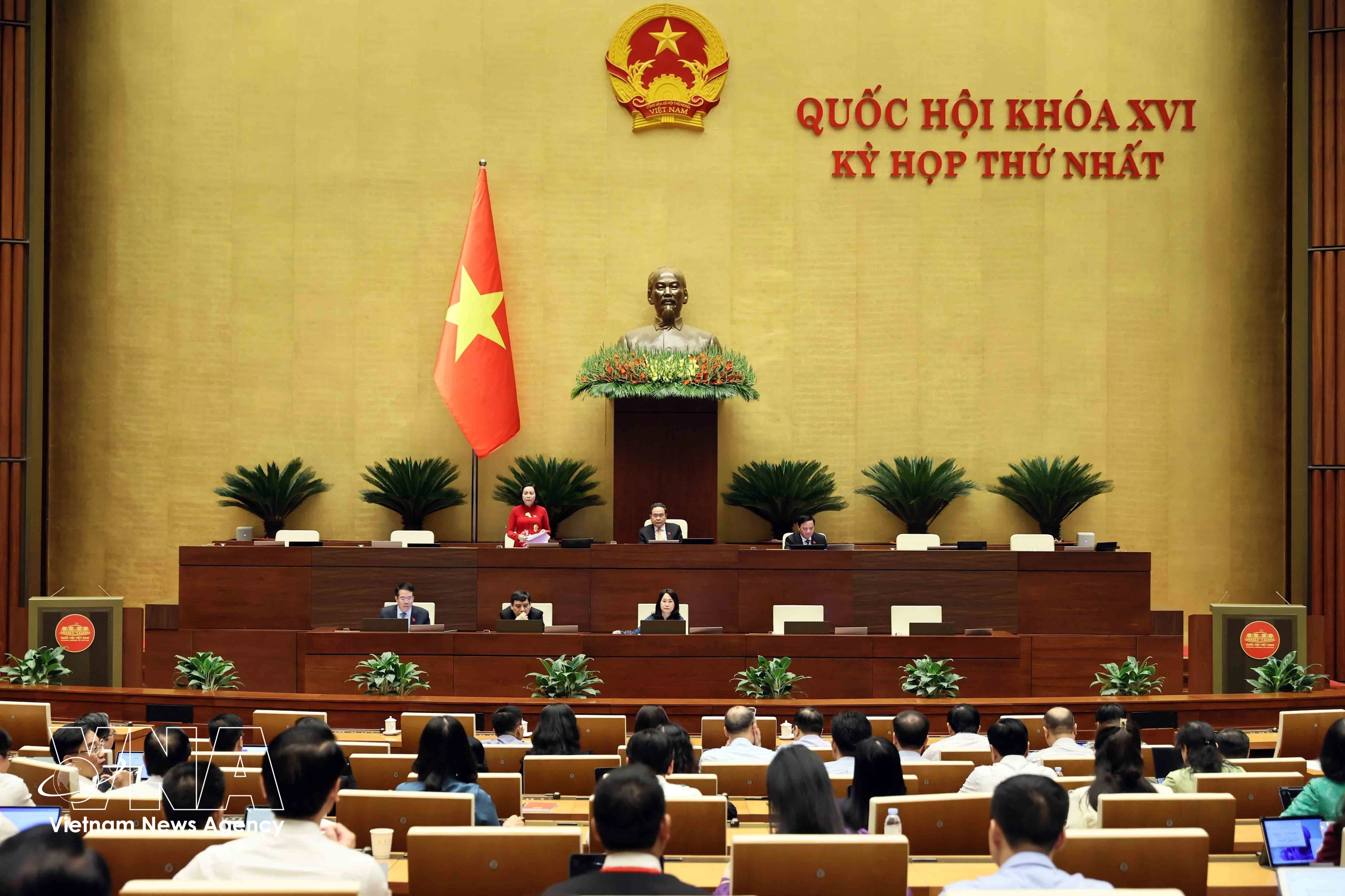 An overview of a plenary discussion at the first session of the 16th National Assembly (Photo: VNA)