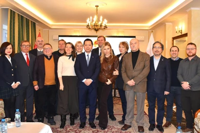 Vietnamese Ambassador to Poland Ha Hoang Hai (front, fifth from left) and other participants in the press meeting on January 15 (Photo: VNA)
