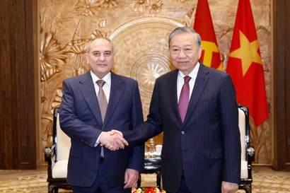 General Secretary of the Communist Party of Vietnam Central Committee To Lam (right) receives Deputy Chairman and head of the Central Office of the New Azerbaijan Party (YAP) Tahir Budagov in Hanoi on January 26. (Photo: VNA)
