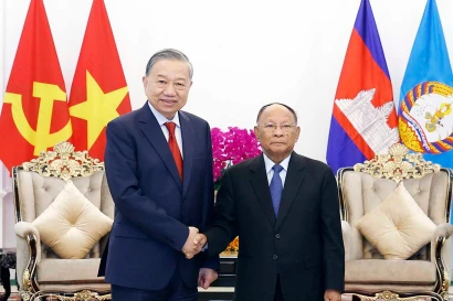 General Secretary of the Communist Party of Vietnam Central Committee To Lam (left) and Honorary President of the Cambodian People’s Party Heng Samrin at their meeting in Phnom Penh on February 6. (Photo: VNA)