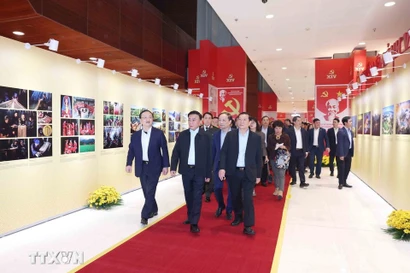 Permanent member of the Party Central Committee’s Secretariat Tran Cam Tu (front, centre) and other officials examine an exhibition of publications serving the 14th National Party Congress on January 13. (Photo: VNA)
