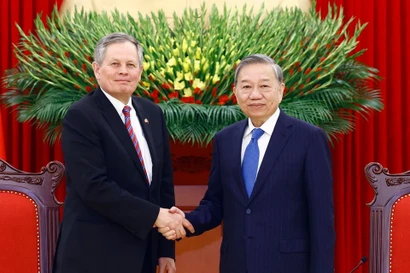 Party General Secretary To Lam (right) receives US Senator Steve Daines in Hanoi on March 20, 2025. (Photo: VNA)