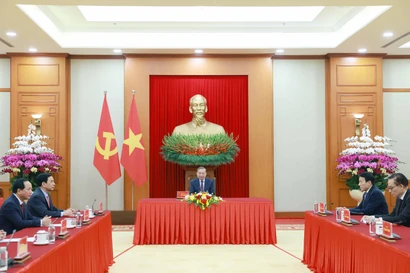 Party General Secretary To Lam and officials at the phone talks with Russian President Vladimir Putin on January 24 (Photo: VNA)