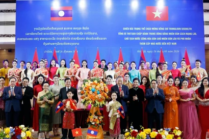 Party General Secretary To Lam and his spouse, together with Party General Secretary and President of Laos Thongloun Sisoulith and his spouse, present flowers to artists at the banquet. (Photo: VNA)