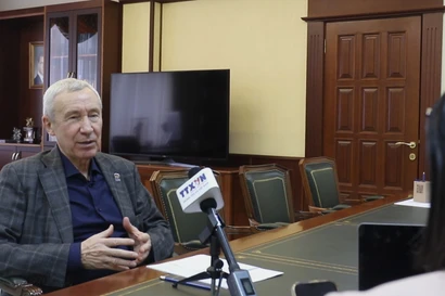 Andrey Klimov, member of the Presidium of the Supreme Council of the United Russia Party (UR), grants an interview to the Vietnam News Agency. (Photo: VNA)