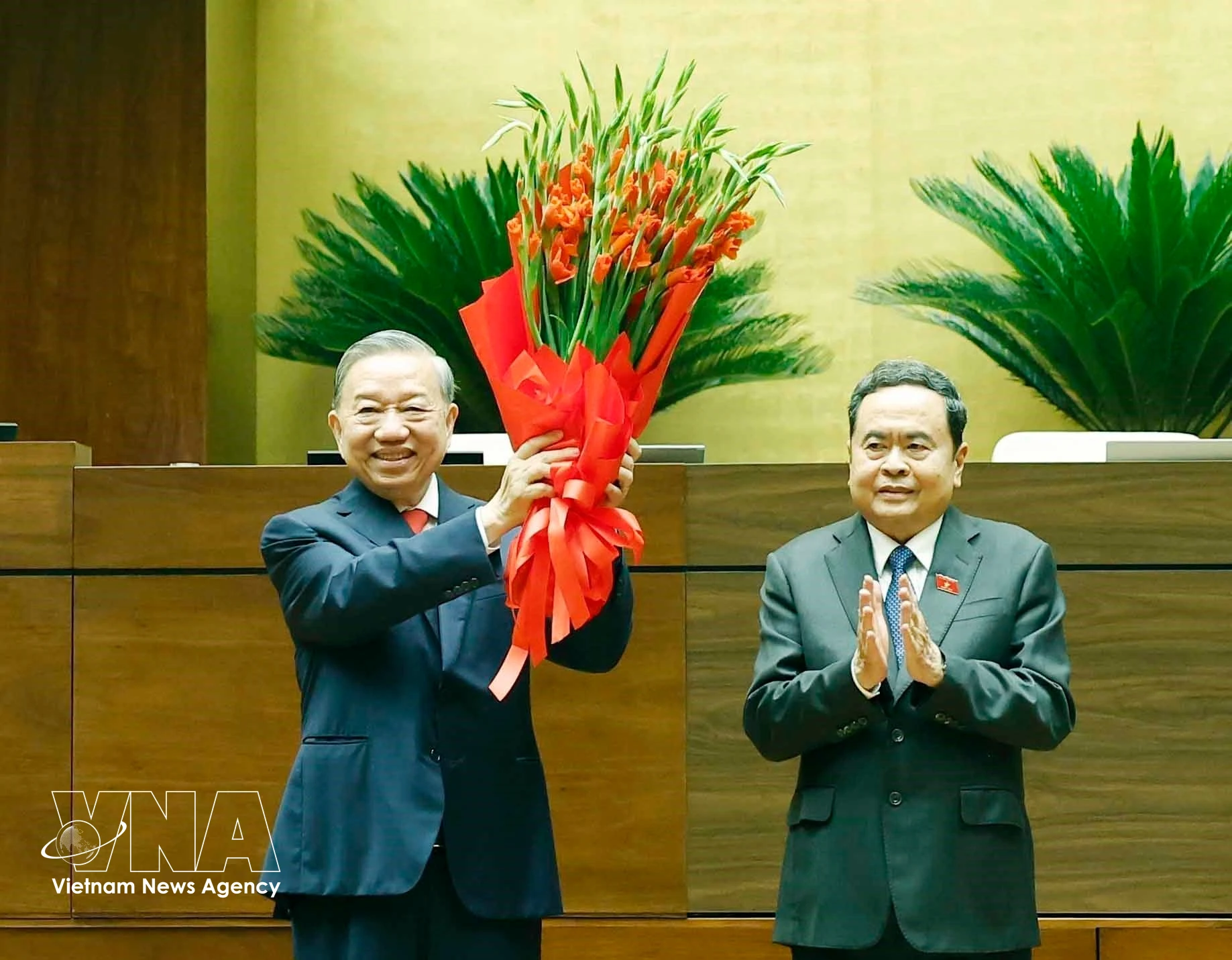 National Assembly Chairman Tran Thanh Man (R), on behalf of the Party and State leaders and deputies of the 16th National Assembly, presents flowers to congratulate Party General Secretary and State President To Lam. (Photo: VNA) 