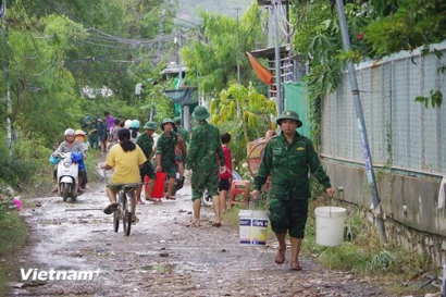 Border Guard officers assist residents in post-flood recovery