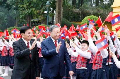 General Secretary of the Communist Party of Vietnam Central Committee To Lam (L) and General Secretary of the Lao People’s Revolutionary Party (LPRP) Central Committee and President of Laos Thongloun Sisoulith review the guard of honour (Photo: VNA)