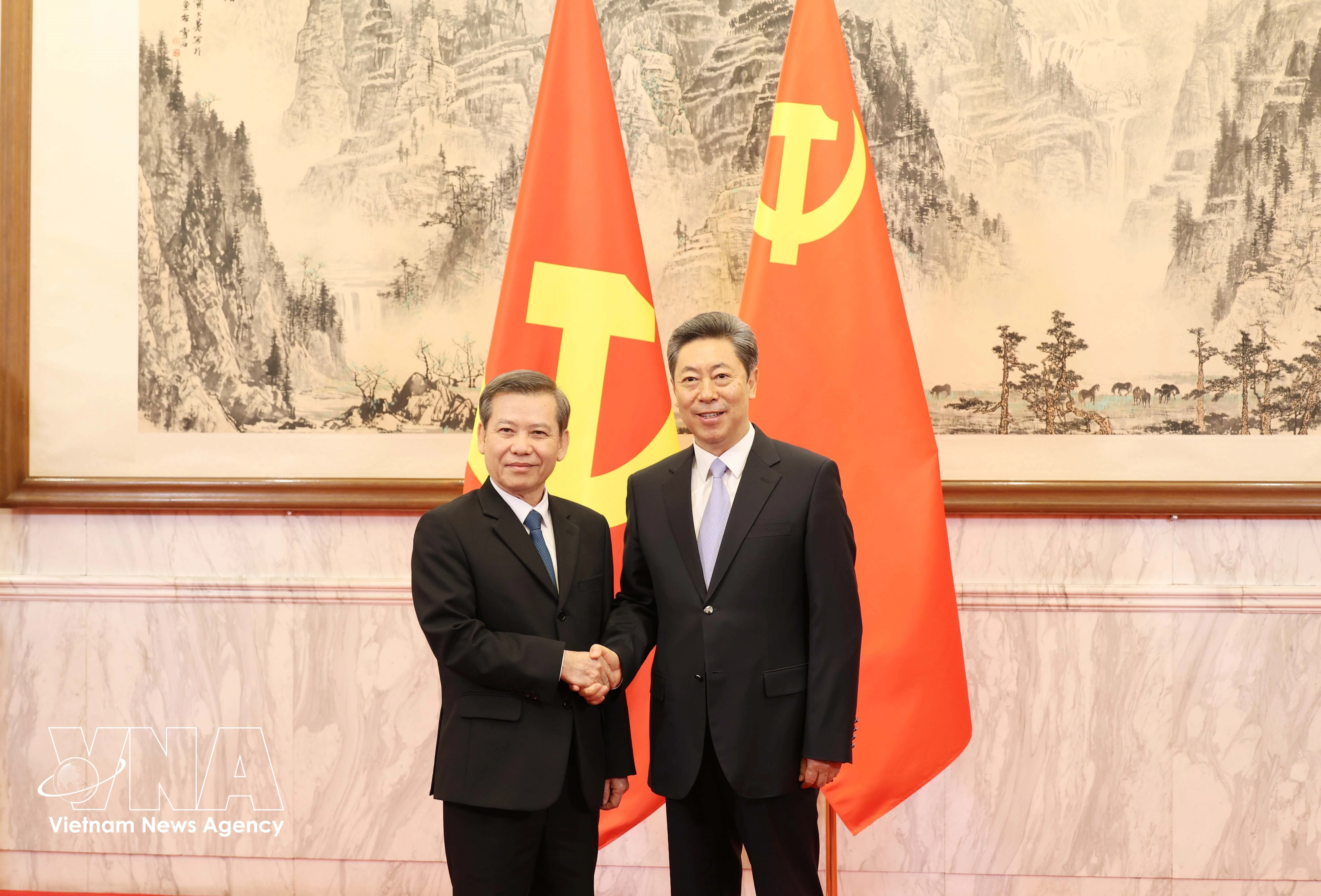 Le Minh Tri (L), Politburo member, Secretary of the CPV Central Committee, head of the CPV Central Committee's Commission for Internal Affairs, and Standing Deputy Head of the Central Steering Committee for the Prevention and Control of Corruption, Wastefulness and Negative Phenomena, meets with Chen Wenqing, Politburo member, Secretary of the CPC Central Committee's Secretariat and Secretary of the CPC Central Political and Legal Affairs Commission, in Beijing on July 15. (Photo: VNA)