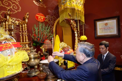Party leader offers incense in tribute to kings, President Ho Chi Minh