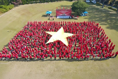 Record set for largest formation of Vietnamese national flag by Vietnamese community in Japan