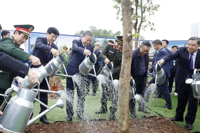 Party leader attends launch of tree planting festival in Hanoi
