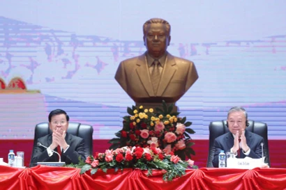 Party chief briefs Laos on outcomes of 14th National Congress