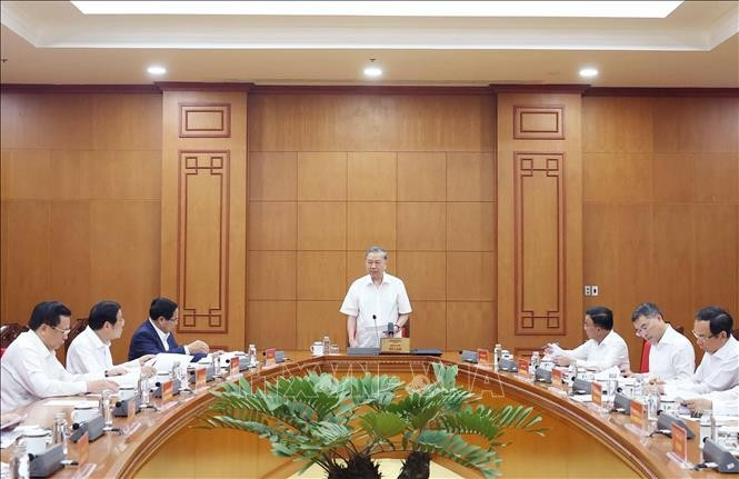 Party General Secretary To Lam chairs the working session with standing members of subcommittees for the 14th Party Congress on September 25, 2025 (Photo: VNA) meeting.jpg