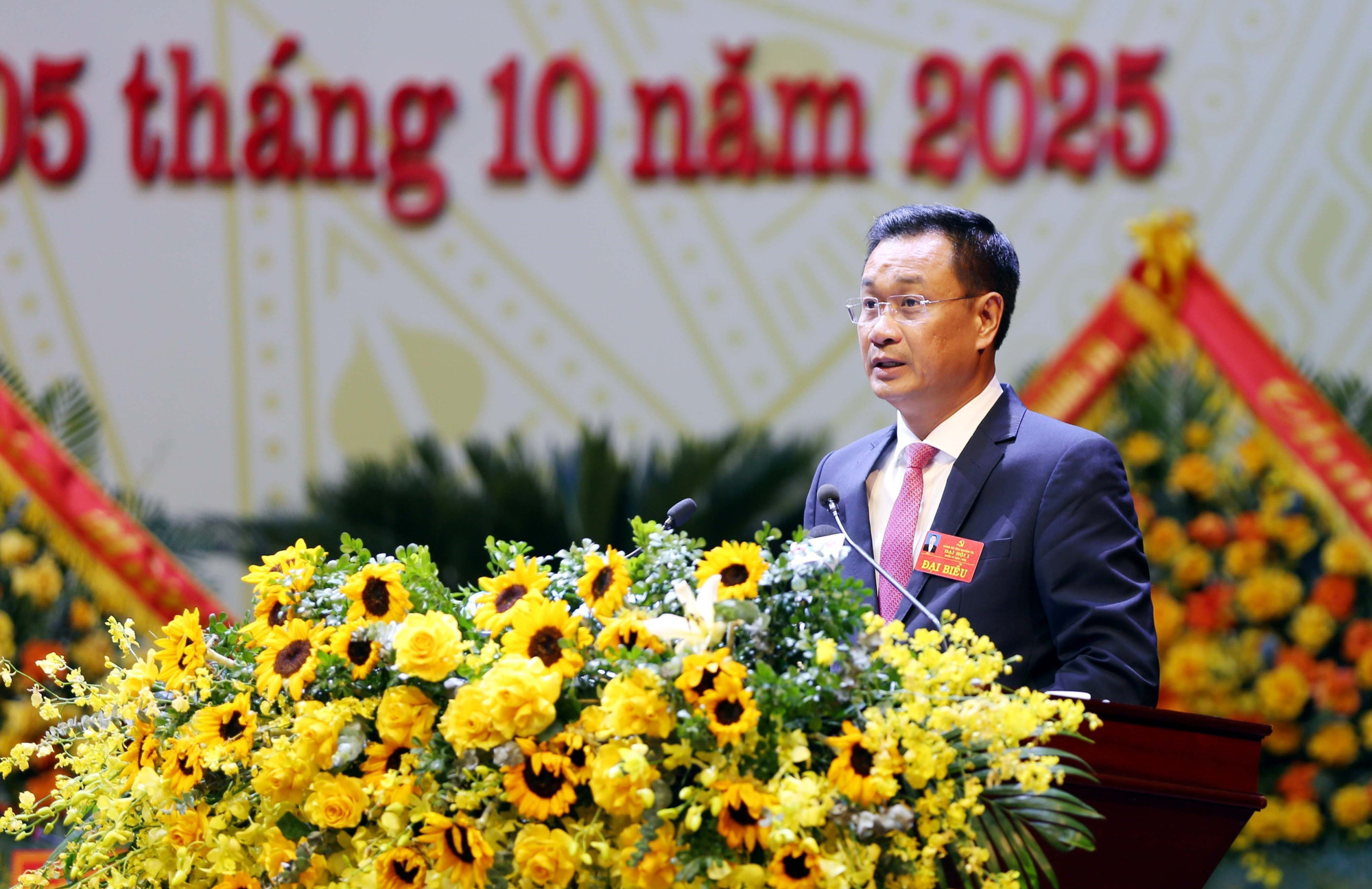 Secretary of the provincial Party Committee of Quang Tri Le Ngoc Quang addresses the closing session of the congress. (Photo: VNA) vna-potal-be-mac-dai-hoi-dai-bieu-dang-bo-tinh-quang-tri-nhiem-ky-2025-2030-8318607.jpg