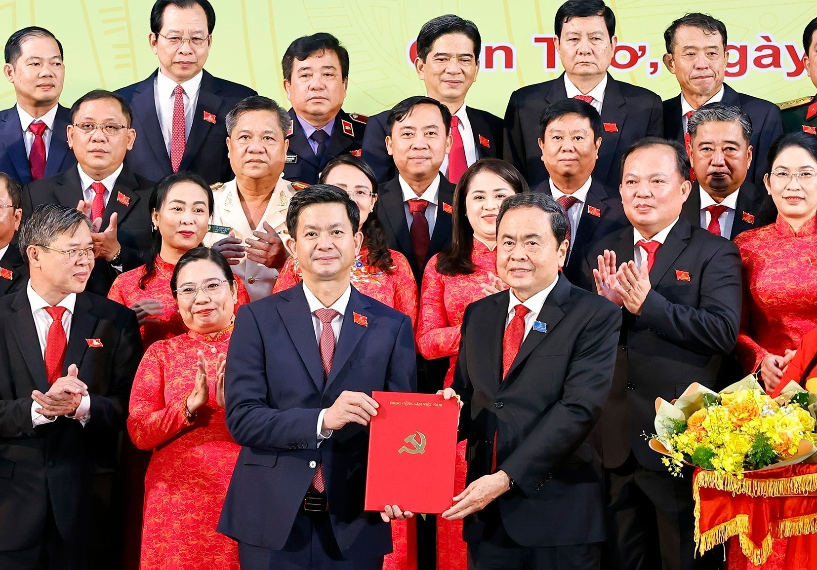 NA Chairman Tran Thanh Man presents the Politburo's decision appointing Le Quang Tung as Secretary of Can Tho municipal Party Committee for the 2025-2030 tenure. (Photo: VNA) j.jpg