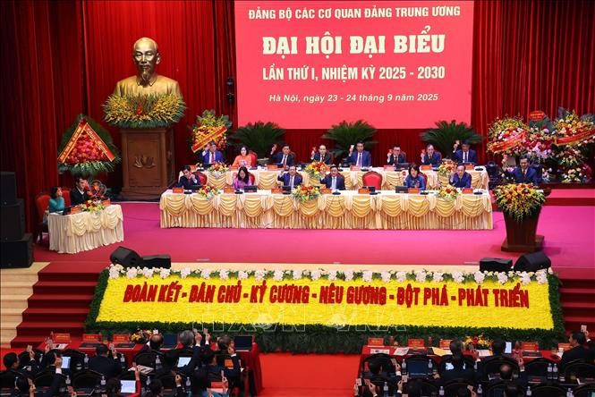Delegates vote to pass the Resolution of the first Congress of the Party Organisation of Central Party Agencies for the 2025–2030 term. (Photo: VNA) dai-bieu.jpg