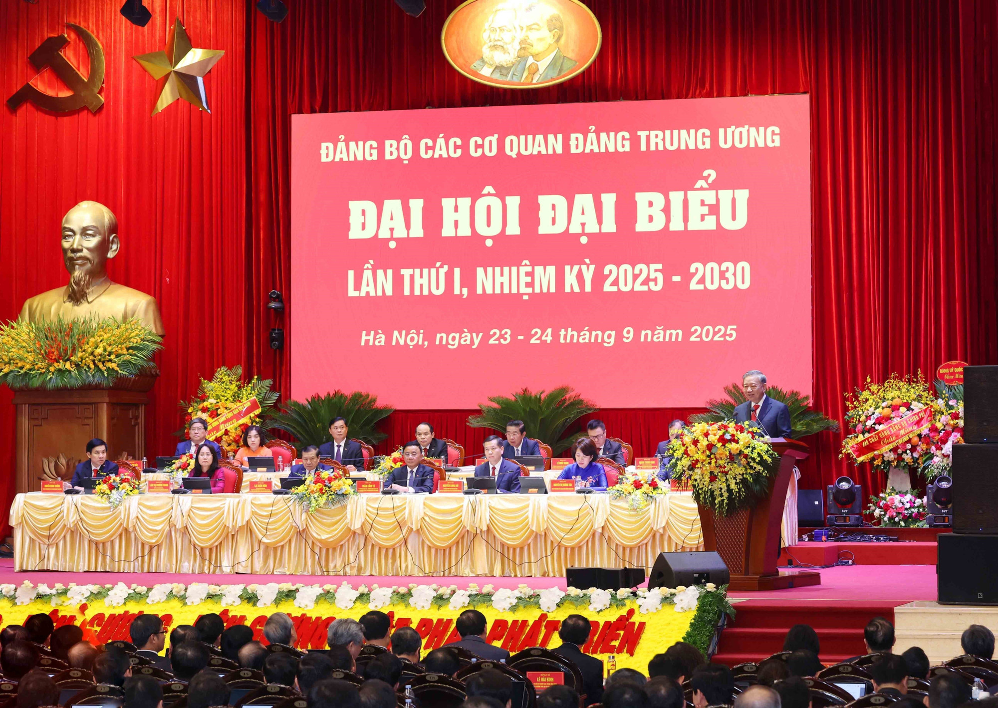 The first congress of the Party Organisation of Central Party Agencies in Hanoi on September 24. (Photo: VNA) cental-party-congress-vna.jpg