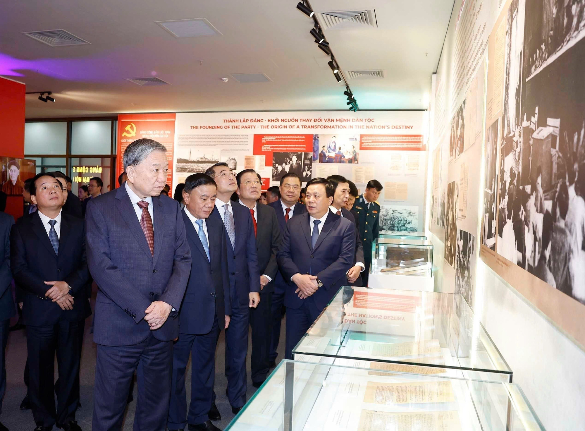 2to-lam-exhibition-on-national-party-congresses-vna.jpg