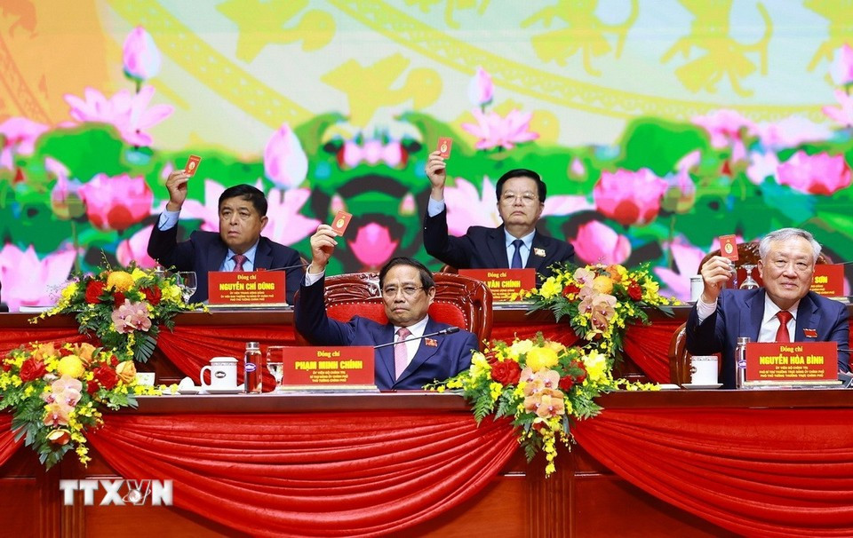 The Presidium vote to approve the congress's resolution. (Photo: VNA) 1310-be-mac-dai-hoi-dang-bo-chinh-phu-9.jpg
