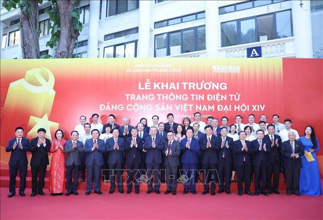 Delegates at the launch of the website daihoidangtoanquoc.vn. (Photo: VNA) tbt2.jpg