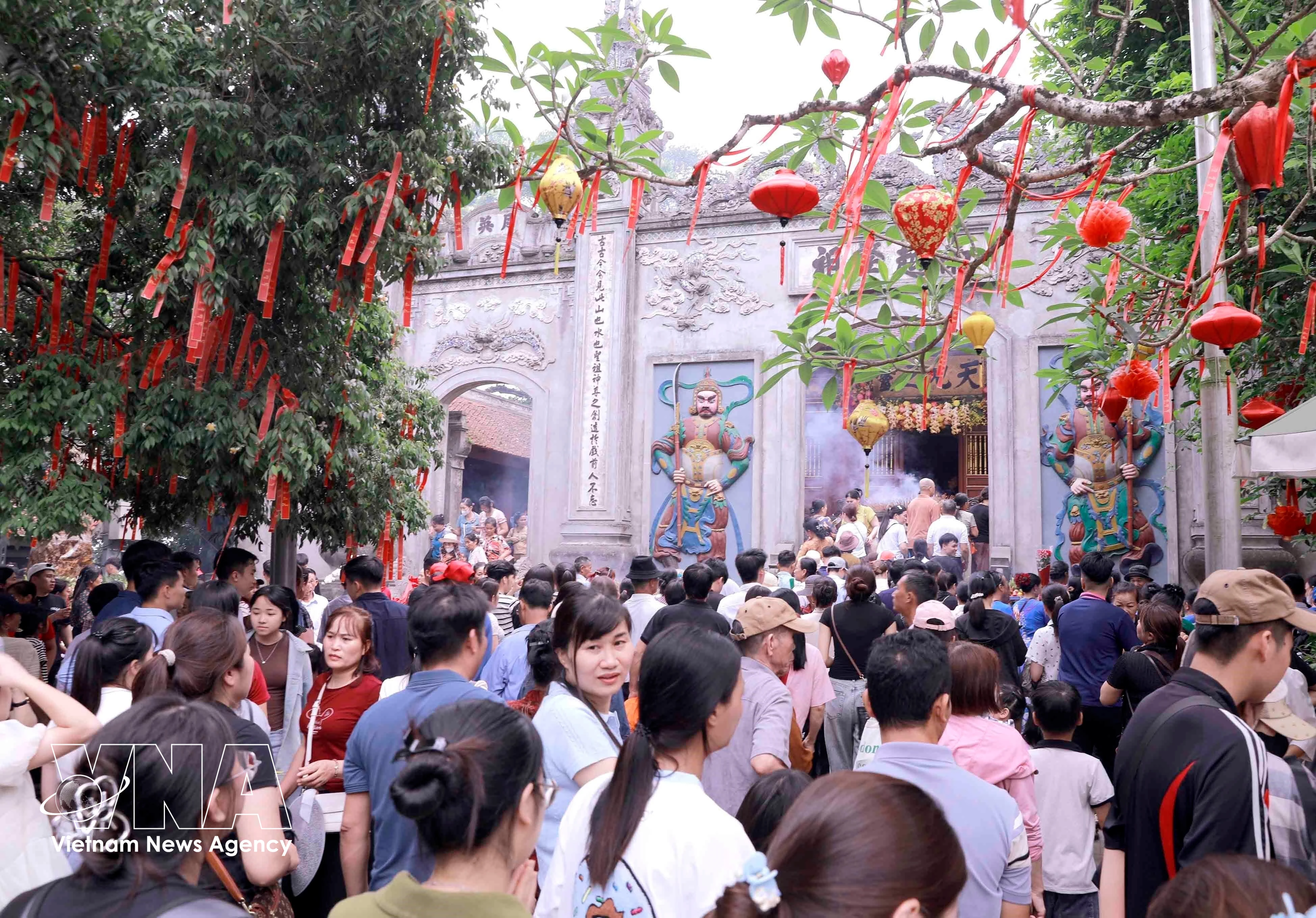 People gather at Den Thuong (Upper Temple) during the Hung Kings' Commemoration Day in Phu Tho province. (Photo: VNA)