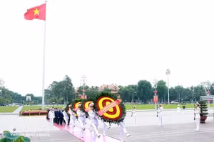 Vietnamese leaders pay tribute to President Ho Chi Minh on 136th birth anniversary