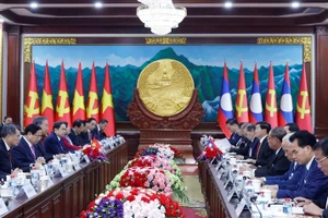 Top leaders of Vietnam and Laos hold talks in Vientiane