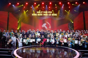 Party chief honours winners of “Steadfast Under the Party’s Flag” press awards