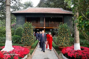 Party chief offers incense in tribute to kings, President Ho Chi Minh