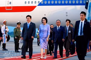 Korean President arrives in Hanoi, beginning state visit to Vietnam