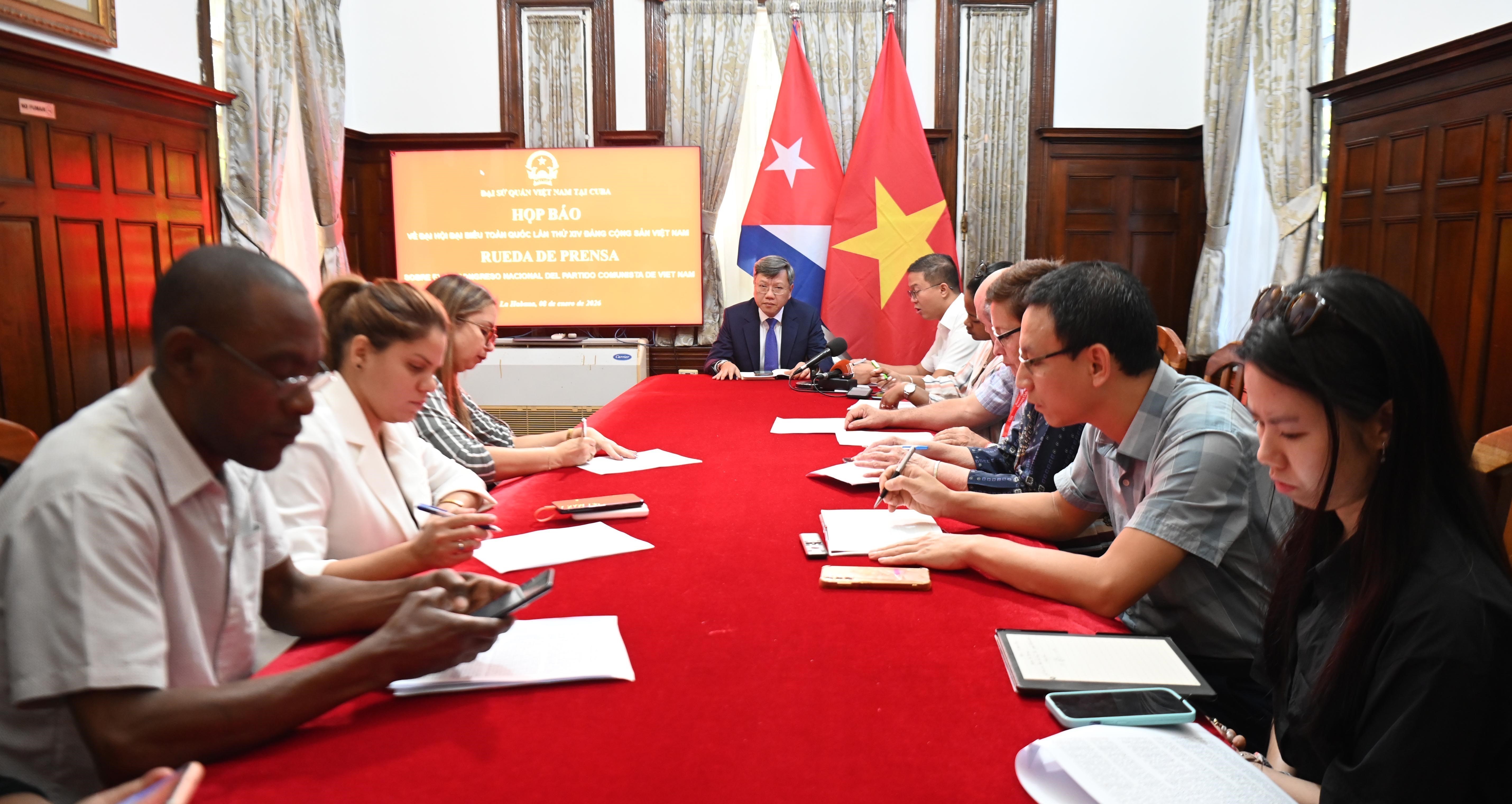 The Vietnamese Embassy in Cuba holds a press briefing on January 8 to inform local media outlets about the 14th National Party Congress, scheduled to take place from January 19 to 25. (Photo: VNA)