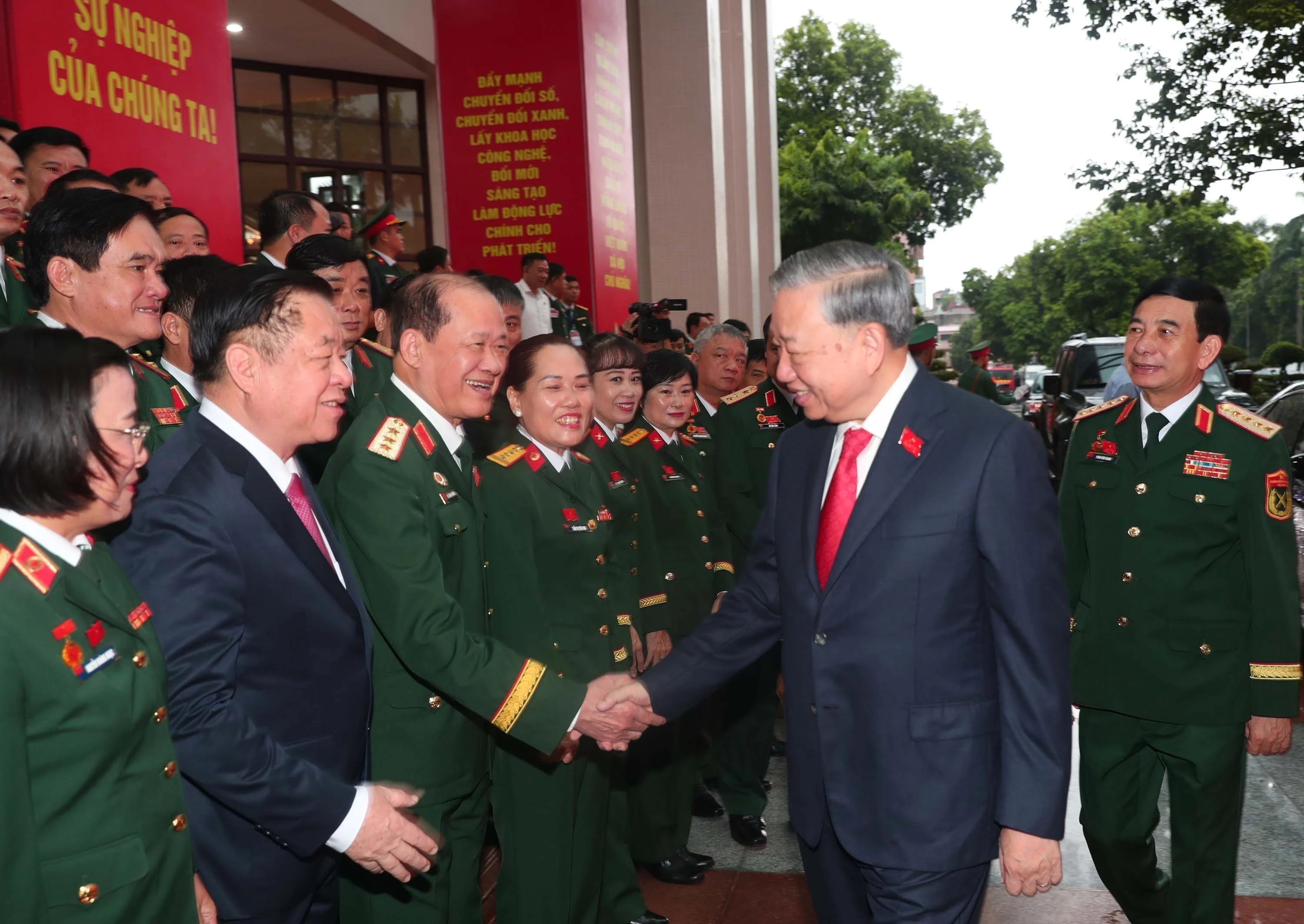 Party General Secretary To Lam, who is also Secretary of the Central Military Commission, and participants in the 12th Party Congress of the Vietnam People’s Army on September 30 (Photo: VNA)