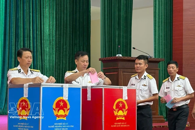 The atmosphere during voting for deputies to the 16th National Assembly and People’s Councils for the 2026–2031 term at Polling Station No. 20, Brigade 957, Naval Region 4, in Khanh Hoa. (Photo: VNA)