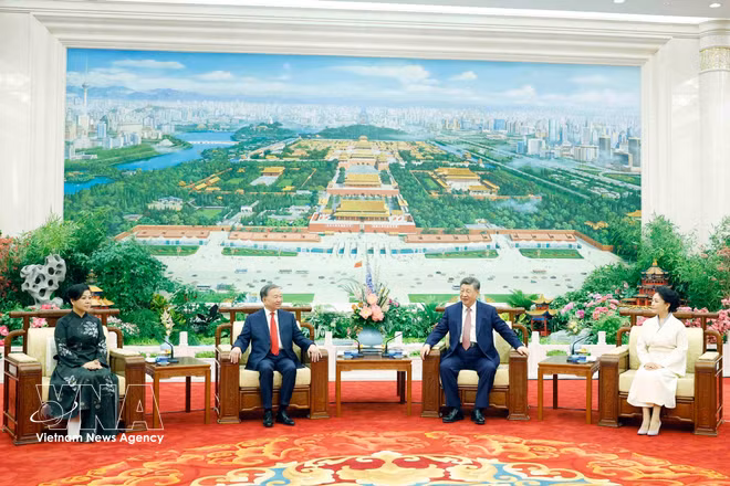 Party General Secretary and President of Vietnam To Lam, Party General Secretary and President of China Xi Jinping and their spouses attend a tea reception during the former's state visit to China from April 14 to 17, 2026. (Photo: VNA)