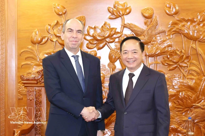 Politburo member and Chairman of the Communist Party of Vietnam (CPV) Central Committee’s Commission for Information, Education and Mass Mobilisation Trinh Van Quyet (R) and Cuban Ambassador Rogelio Polanco Fuentes in Hanoi on March 19. (Photo: VNA)