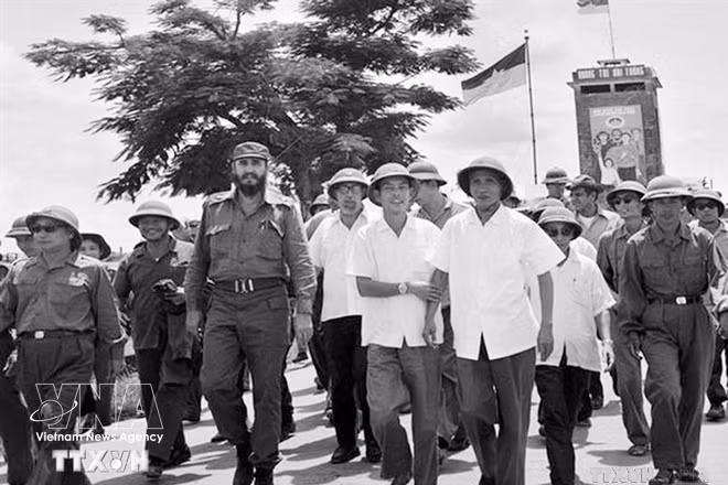 Cuban leader Fidel Castro and Vietnamese Prime Minister Pham Van Dong visit Dong Ha town in 1973 (File photo: VNA)
