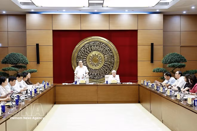 Chairman of the National Assembly Tran Thanh Man speaks at a working session with the NA Office in Hanoi on May 18, 2026. (Photo: VNA)