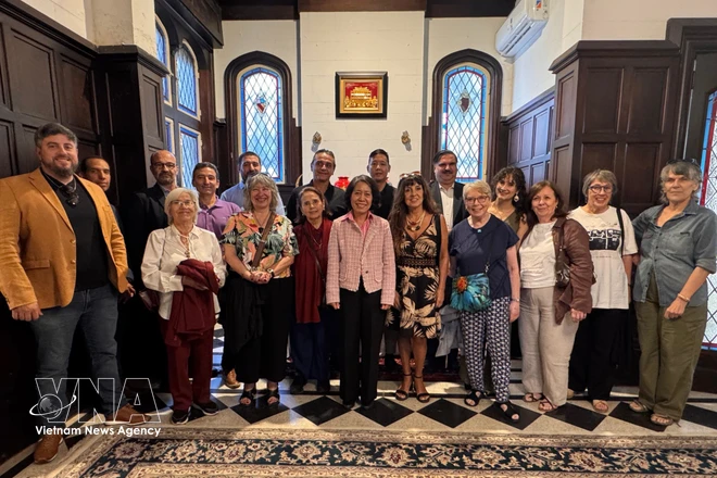 Vietnamese Ambassador to Argentina Ngo Minh Nguyet (centre, in pink), together with representatives of the Argentina–Vietnam Cultural Institute, the Communist Party of Argentina, and local press and media agencies at the embassy's early-spring gathering in Buenos Aires on March 19, 2026. (Photo: VNA)
