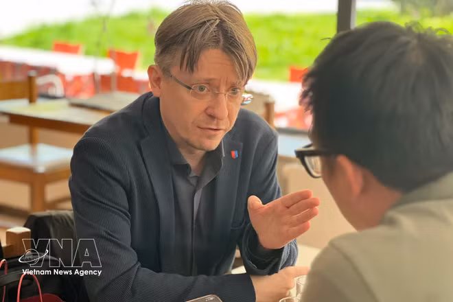 General Secretary of the Communist Party of Switzerland Massimiliano Ay (left) in an interview with the Vietnam News Agency (VNA)'s reporter. (Photo: VNA)