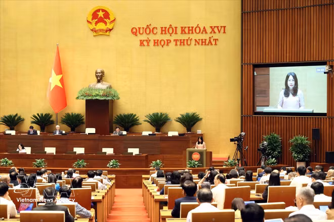 Minister of Culture, Sports and Tourism Lam Thi Phuong Thanh presents the draft Resolution. (Photo: VNA)