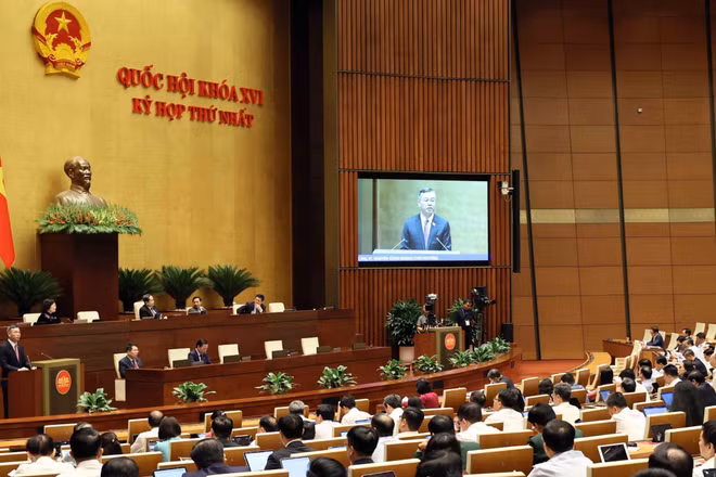 Finance Minister Ngo Van Tuan speaks at the first session of the 16th National Assembly (Photo: VNA)