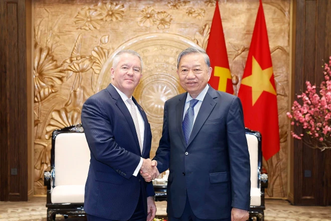 Party General Secretary To Lam (right) receices US Assistant Secretary of State for East Asian and Pacific Affairs Michael DeSombre in Hanoi on February 13. (Photo: VNA)