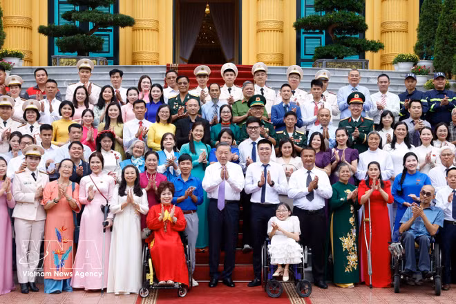 Party General Secretary and State President To Lam and 100 individuals featured in Vietnam Television (VTV)'s “Viec tu te” (Good Deeds) programme at the meeting in Hanoi on June 10 (Photo: VNA)