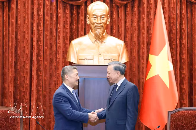 General Secretary of the Communist Party of Vietnam Central Committee and State President To Lam (R) meets with Acting US Secretary of the Navy Hung Cao in Hanoi on June 22. (Photo: VNA)